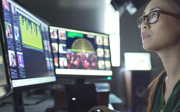 photo-woman looking at computerscreens